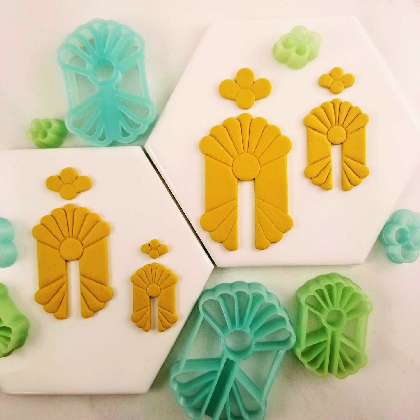 Deco Daisy Arch