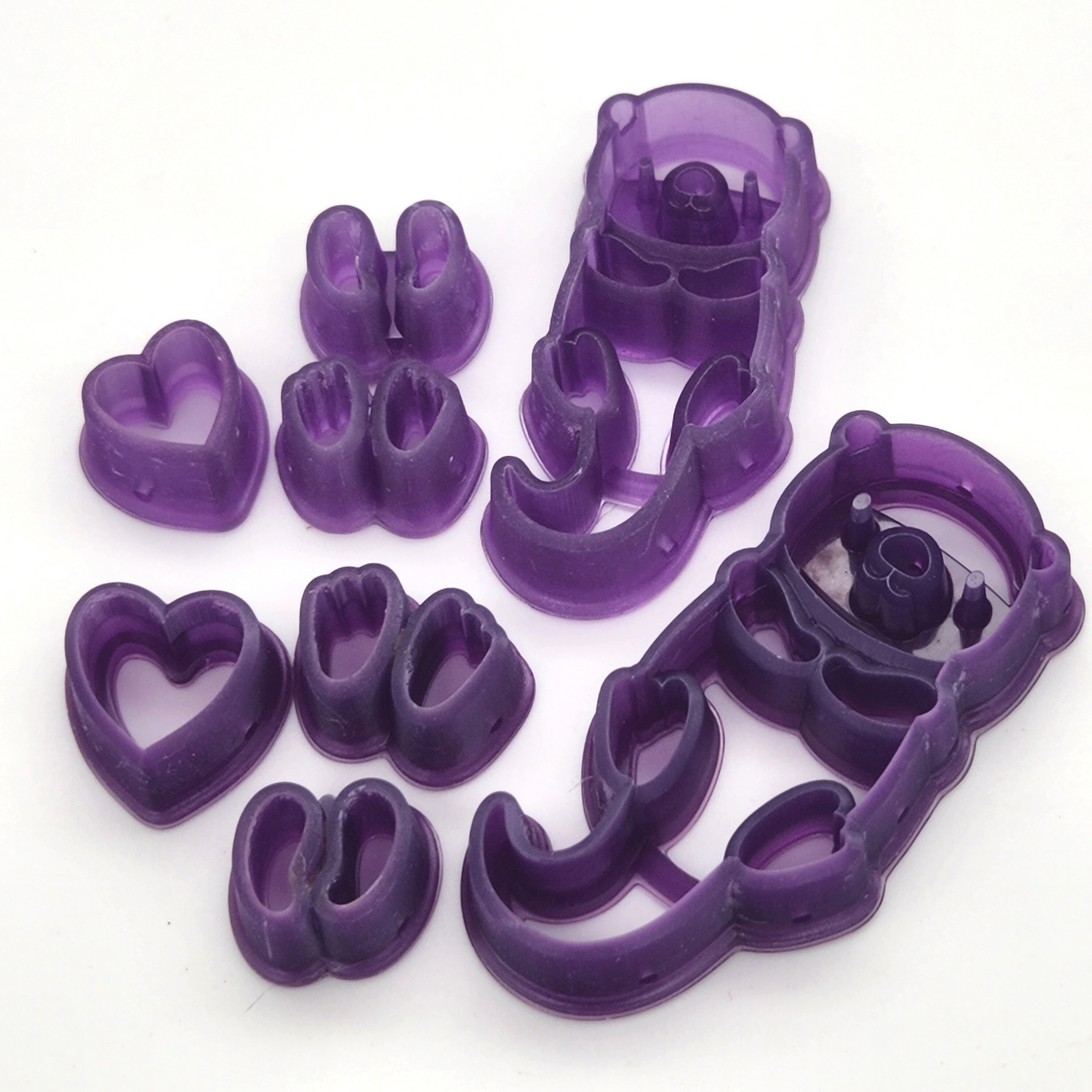 Sharp Edged 3D Printed Otter Love resin clay cutter set including Otter, heart, a double-paws cutter, and a double-flipper cutter in different sizes, close up angle to show details