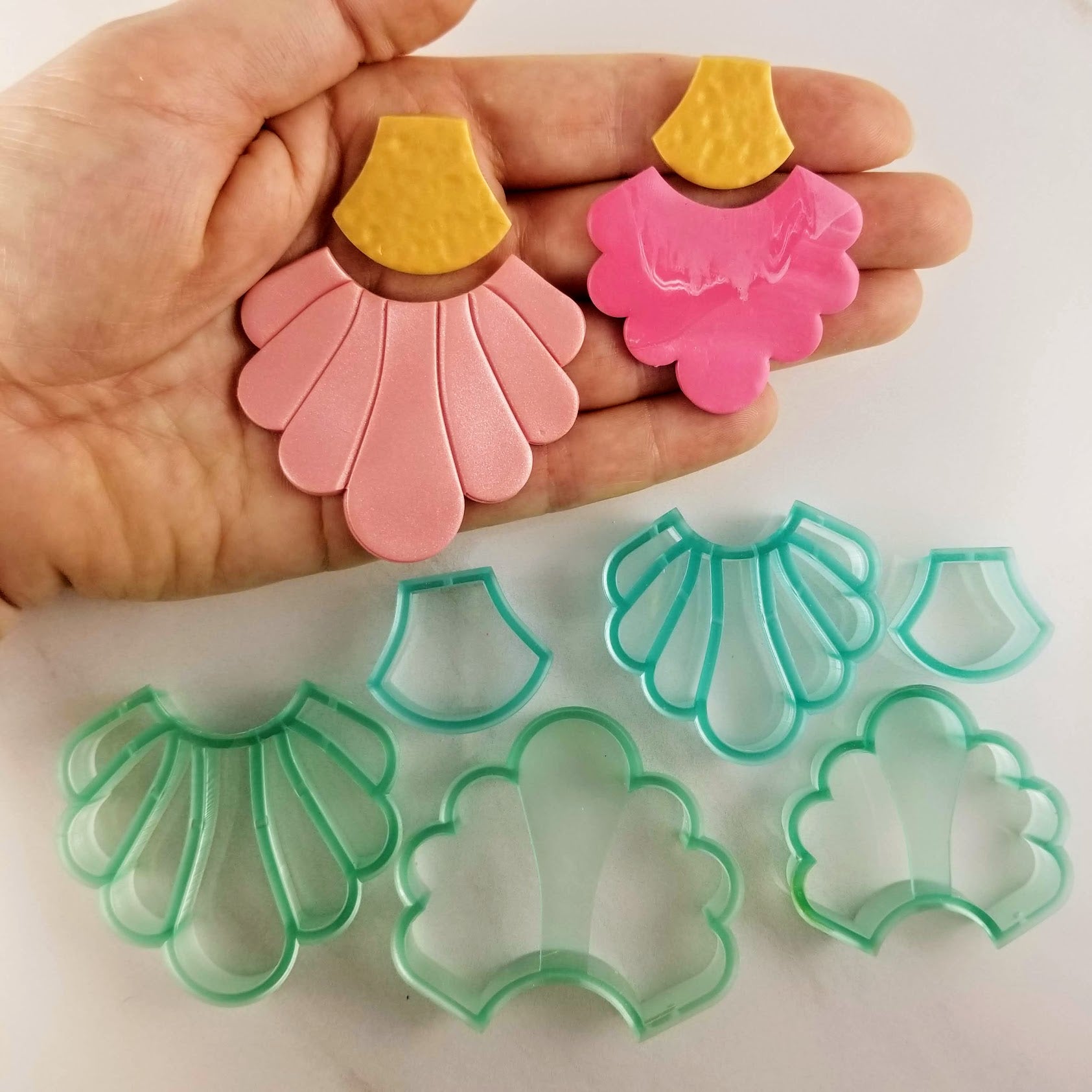 The Art deco flower polymer clay cutter set comes in two styles, debossing and outline cutter. It also comes in different sizes, 5 centimeters and 4 centimeters. Comparison in photo