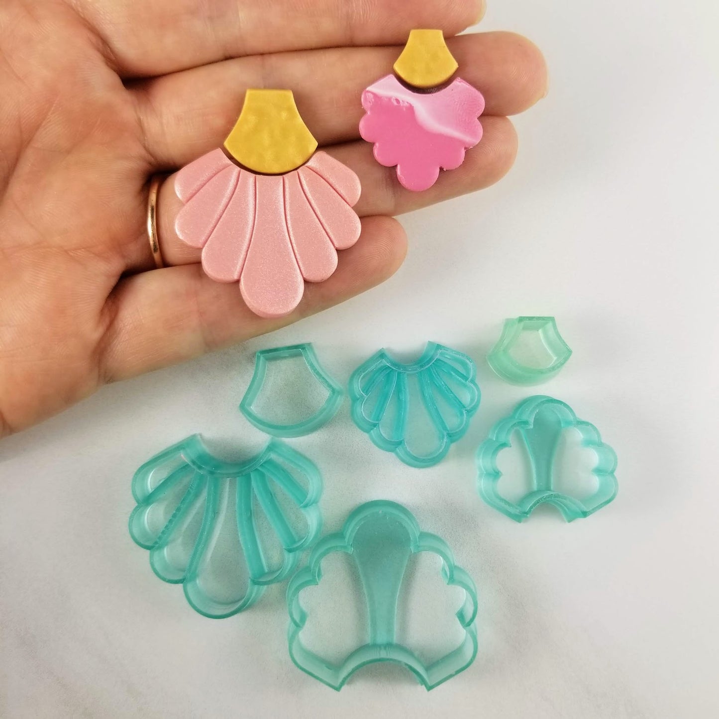 The Art deco flower polymer clay cutter set comes in two styles, debossing and outline cutter. It also comes in different sizes, 3 centimeters and 2 centimeters. Comparison in photo