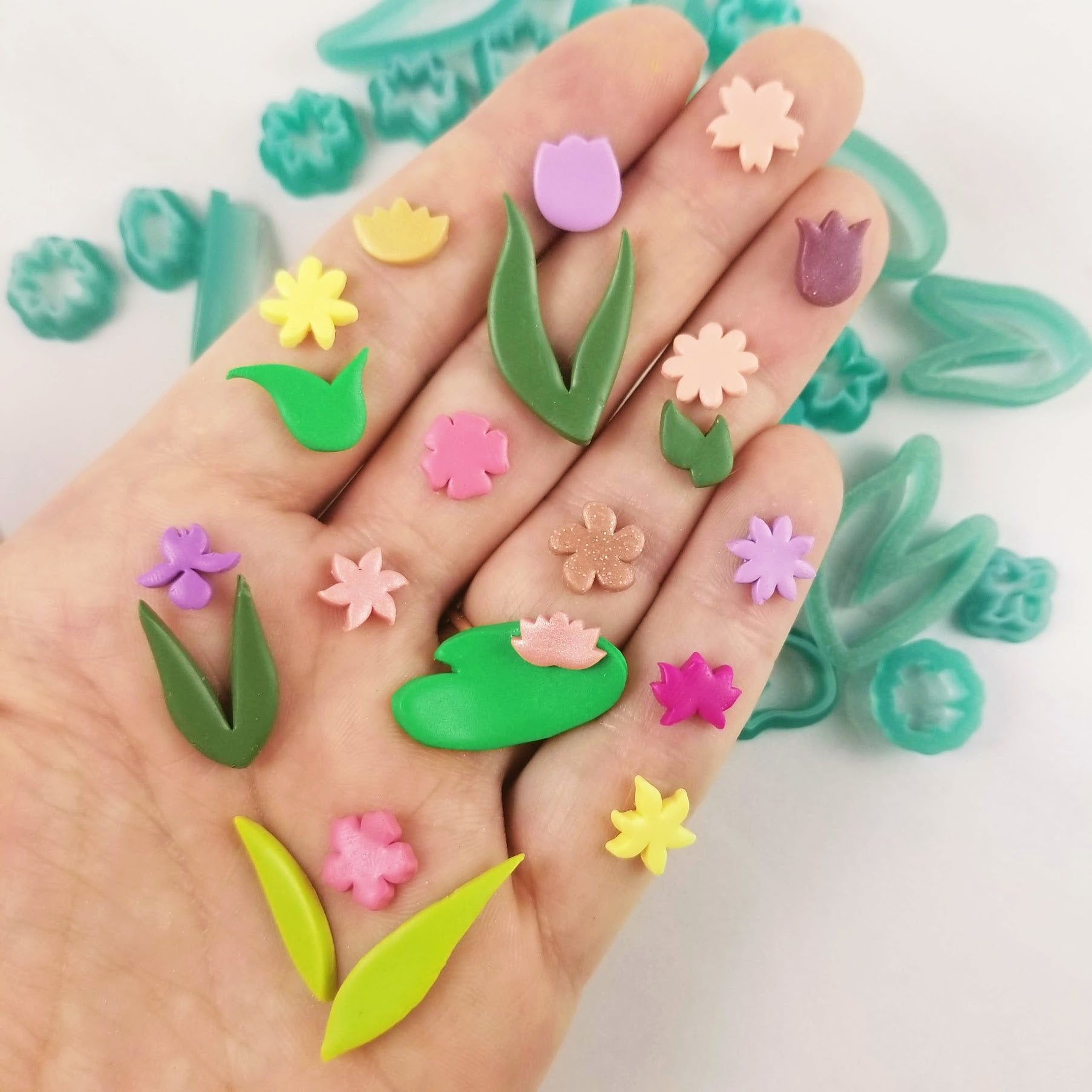 The Full Set includes 15 flowers (1 cm) and 7 leaf/leaves cutters (1-2.5 cm). In photo sample finish product on polymer clay